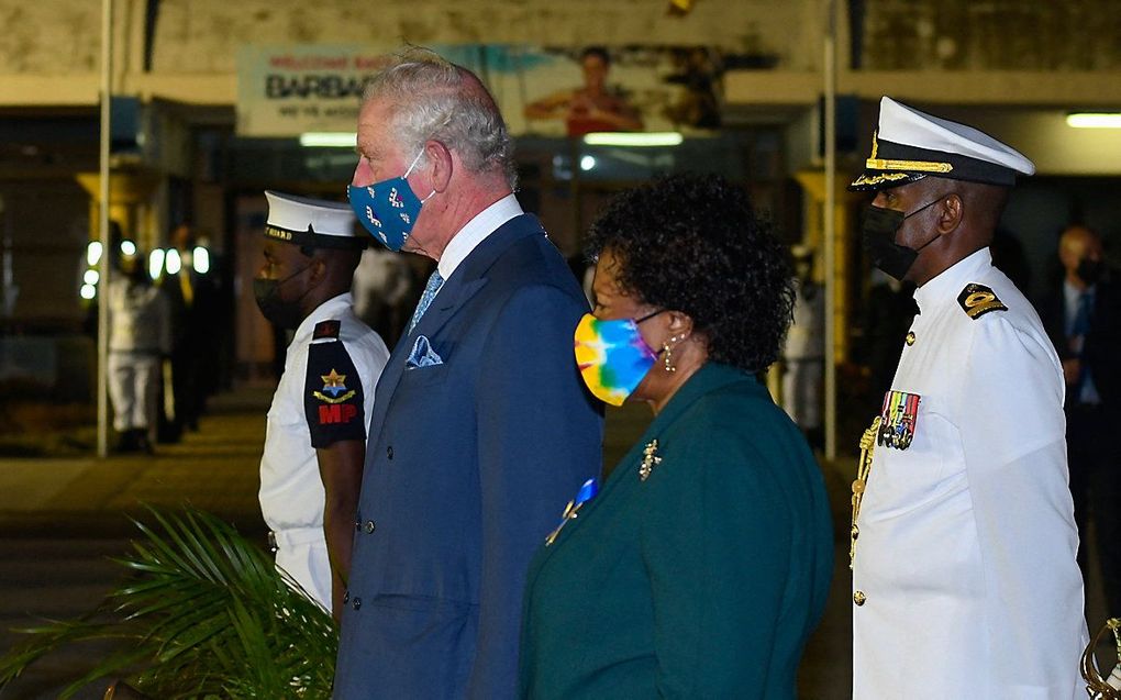 Prins Charles naast de toekomstige president Sandra Mason. beeld AFP, Randy Brooks