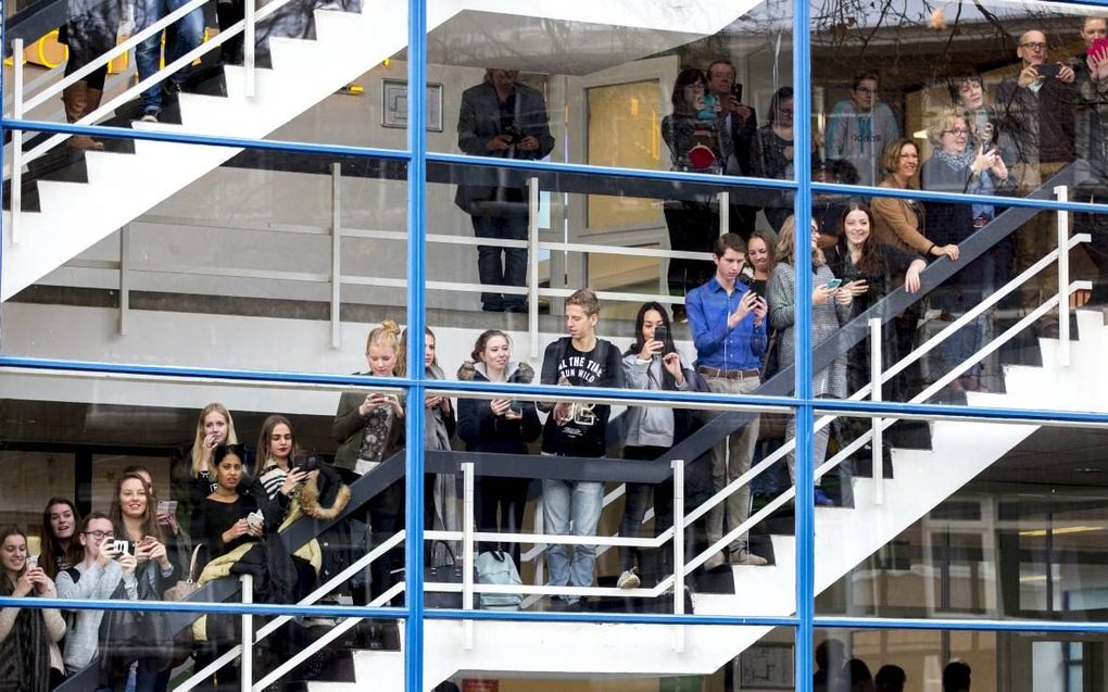 Studenten aan de pabo van de Thomas More Hogeschool in Rotterdam maken foto’s tijdens een werkbezoek van koningin Maxima eind vorig jaar aan de school. De Thomas More Hogeschool is één van de negen pabo’s die gaan samenwerken in de Radiant Lerarenopleidin