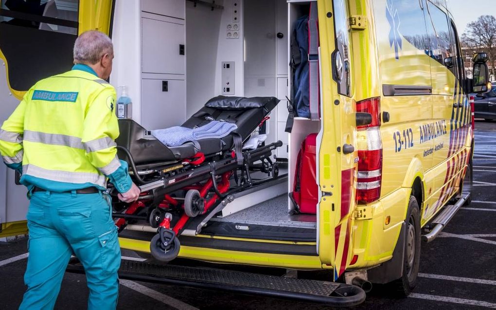„Veel ambulanceverpleegkundigen voelen zich, als ze het verzoek krijgen bij een pati-ent een euthanasienaaldje in te brengen, met deze opdracht belast.” beeld ANP, Lex van Lieshout