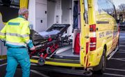„Veel ambulanceverpleegkundigen voelen zich, als ze het verzoek krijgen bij een pati-ent een euthanasienaaldje in te brengen, met deze opdracht belast.” beeld ANP, Lex van Lieshout
