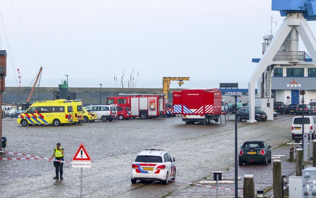 Hulpdiensten in de haven van Harlingen. De hulpdiensten zijn op zoek naar vermiste mensen na de aanvaring tussen een snelboot en een watertaxi tussen Terschelling en Vlieland. beeld ANP, Anton Kappers