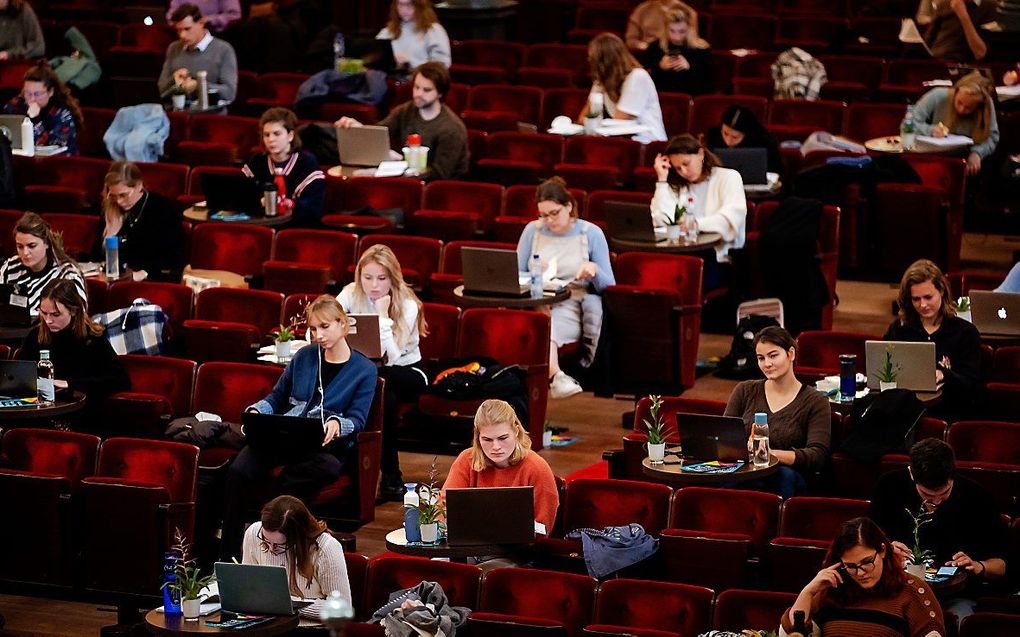 Studenten studeren in de grote zaal van het Concertgebouw in Amsterdam. beeld ANP