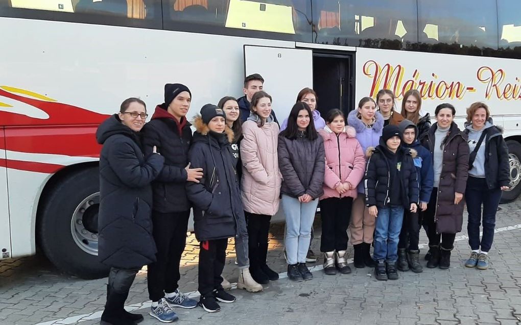 De jeugdvereniging van een baptistengemeente in Oekraïne kwam vanwege de oorlog per bus naar Nederland en verblijft sinds vrijdag in IJsselmuiden. beeld Marleen Kragt