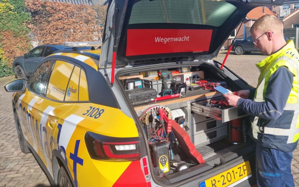 Wegenwacht Wouter bij zijn auto. beeld ANWB