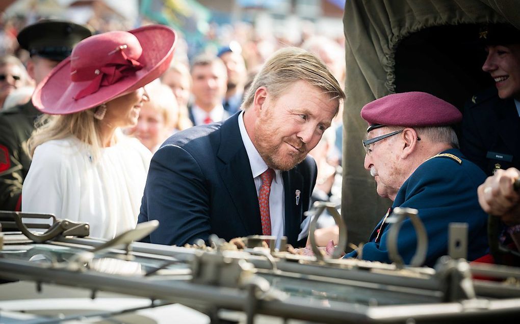 Het koningspaar in gesprek met een veteraan in Terneuzen. beeld ANP