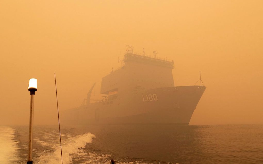 Marineschip HMAS Choules op weg naar Mallacoota. beeld EPA