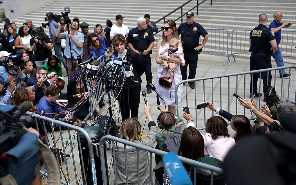 De advocaat van een van de slachtoffers van Epstein geeft een verklaring buiten het gerechtshof in New York. beeld AFP