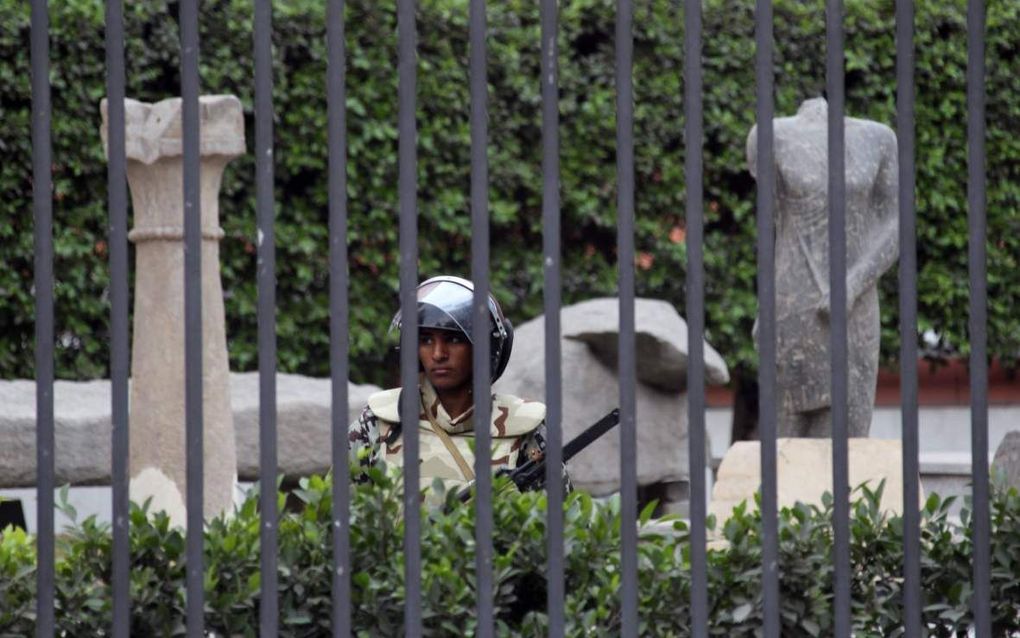 Een soldaat bewaakt het Egyptisch museum. Foto EPA