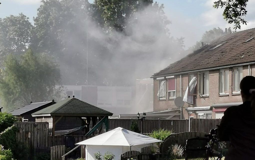 Stofwolken in een woonwijk, nadat in een woning een explosie plaatsvond. beeld ANP