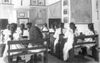 Een groep jonge Europese en Indonesische scholieren in de schoolbanken van de Ursulinenschool in Bandoeng tijdens de aardrijkskundeles; 1880-1910. beeld Wikimedia