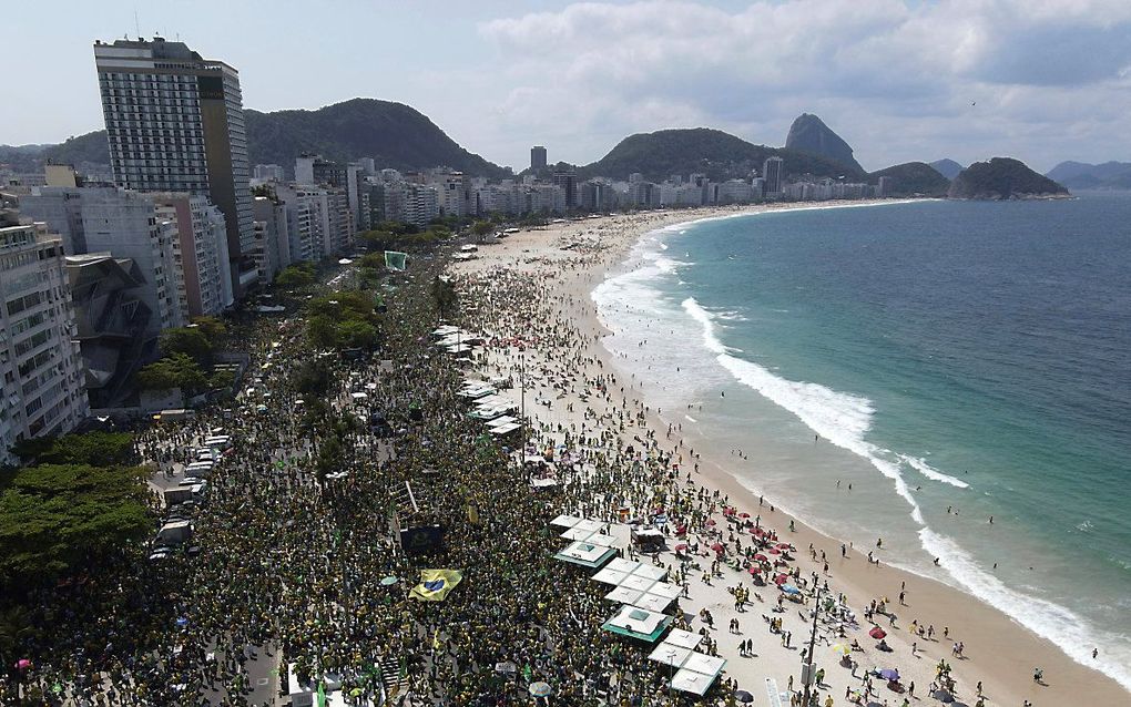 Voorstanders van Jair Bolsonaro op het Copacabanastrand in Rio de Janeiro op de Braziliaanse onafhankelijkheidsdag. beeld EPA, Antonio Lacerda