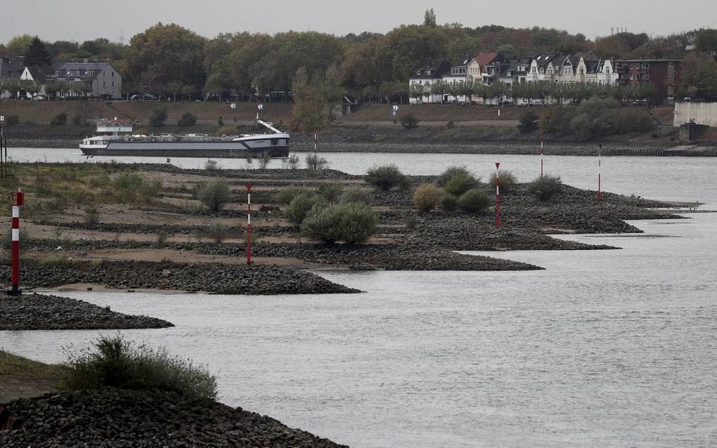 De lage waterstand van de Rijn, hier bij Duisburg, zorgt voor problemen. Binnenvaartschepen kunnen veel minder vracht meenemen. Ook gaan toeristische Rijnreizen naar Duitsland niet door.  beeld EPA, Friedemann Vogel