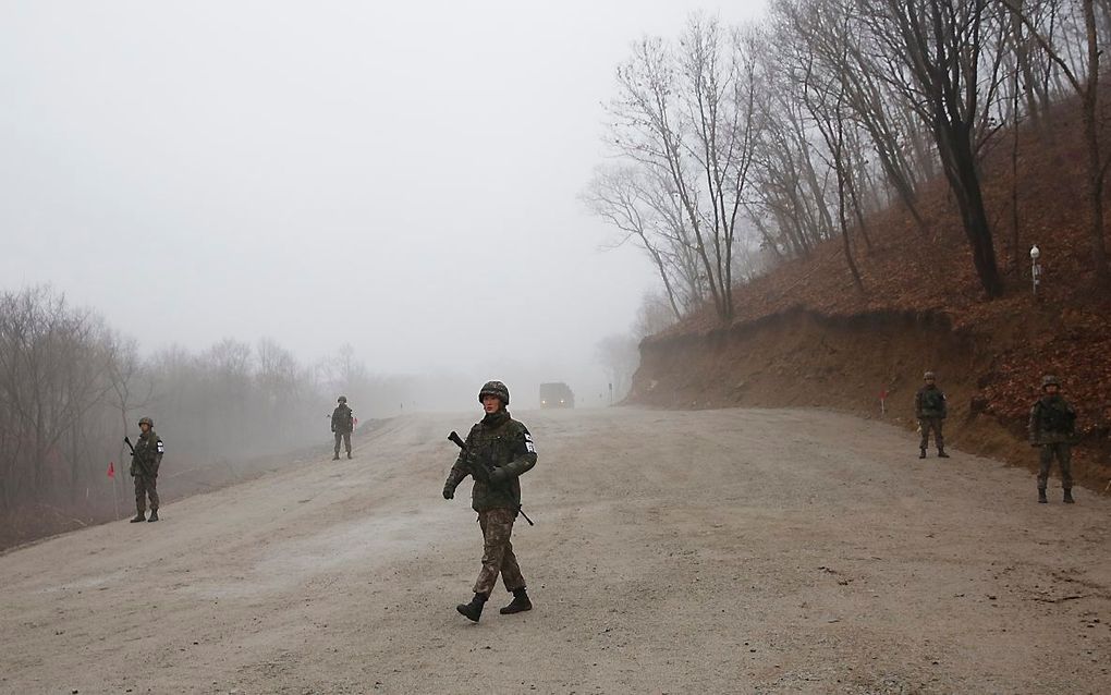 Militairen op de grens tussen Zuid- en Noord-Korea. beeld EPA