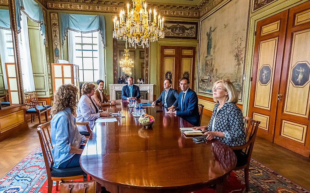 Mark Rutte, Sigrid Kaag, Wopke Hoekstra, Sophie Hermans, Rob Jetten en Pieter Heerma op gesprek bij informateur Mariette Hamer over de kabinetsformatie. beeld ANP, Lex van Lieshout