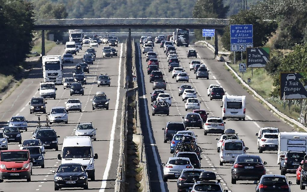 Druk vakantieverkeer zaterdag bij Valence, Frankrijk. beeld AFP