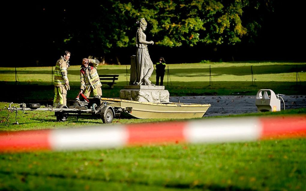 In de vijver bij Huis ter Heide waar donderdagavond een fiets werd gevonden die vermoedelijk van de vermiste Anne Faber is, zijn vooralsnog geen andere spullen of sporen gevonden die leiden naar de vermiste 25-jarige Utrechtse. beeld ANP