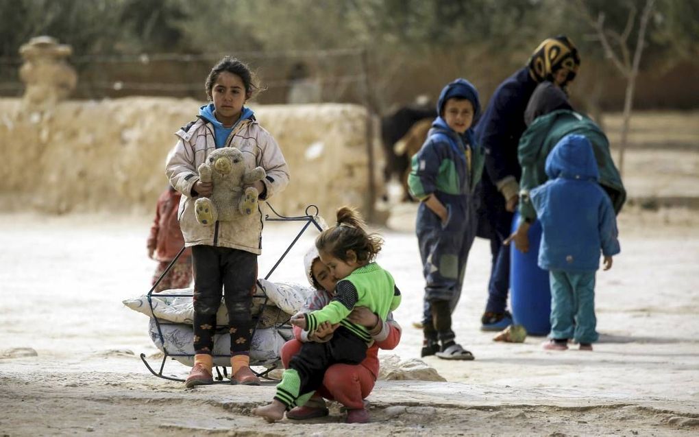 RAQA. Syrische kinderen in Raqa gaan op weg naar een veiliger plaats. Volgens een rapport van Save the Children hebben miljoenen kinderen in Syrië last van extreme stress. beeld AFP, Delil Souleiman