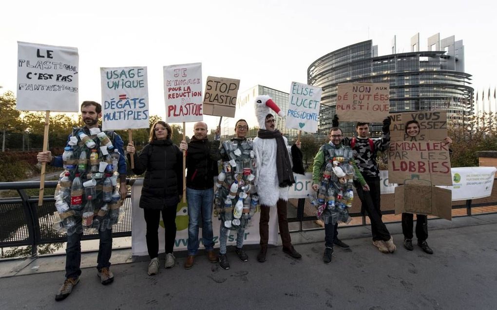 Anti-plasticbetogers dinsdag bij het Europese Parlement.  beeld EPA, Patrick Seeger