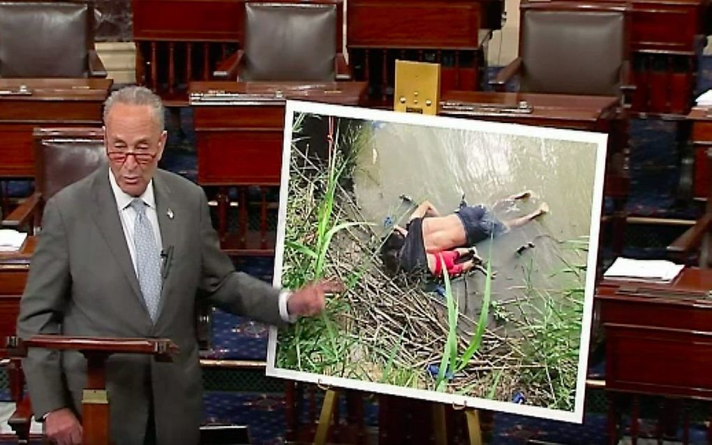 Chuck Schumer laat in de Senaat de foto zien. beeld uit video NBC