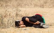 Een gewonde Palestijnse demonstrant ligt op de grond na een aanvaring met Israëlische troepen. beeld AFP