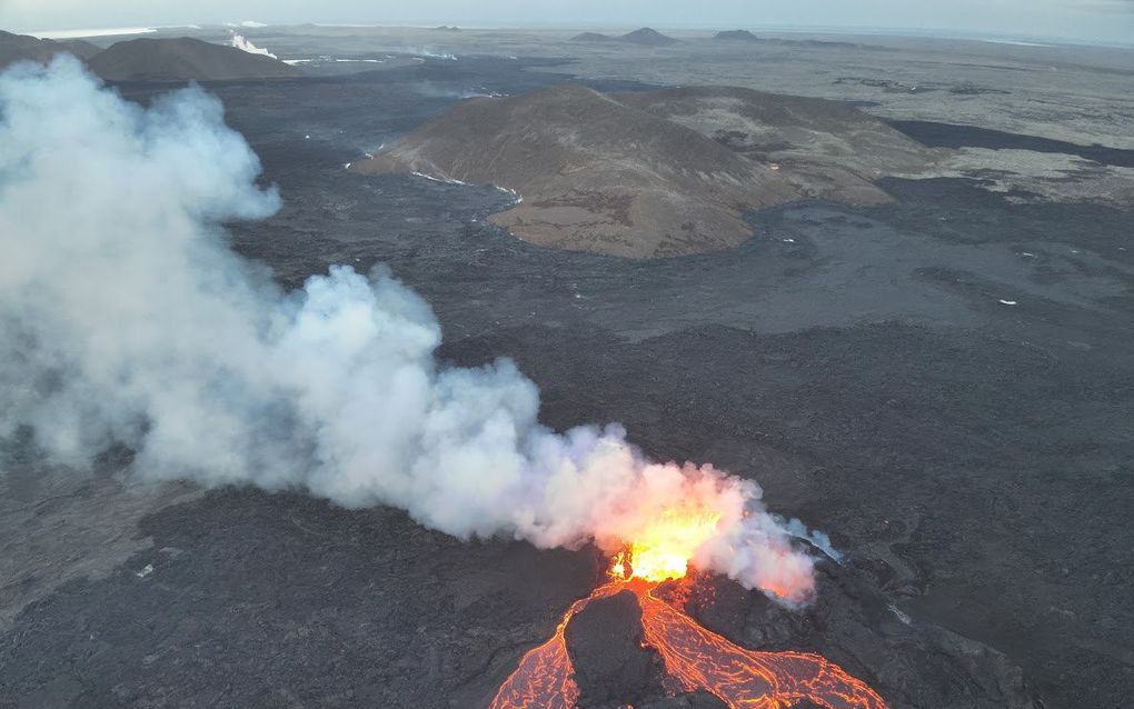 Dunne lava spuit op het schiereiland Reykjanes uit spleten omhoog en stroomt. beeld Björn Oddsson