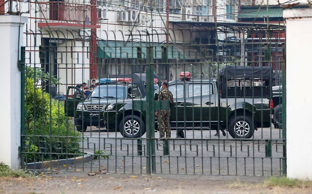 Militaire voertuigen bij een radio- en televisiestation in Yangon. beeld EPA, LYNN BO BO