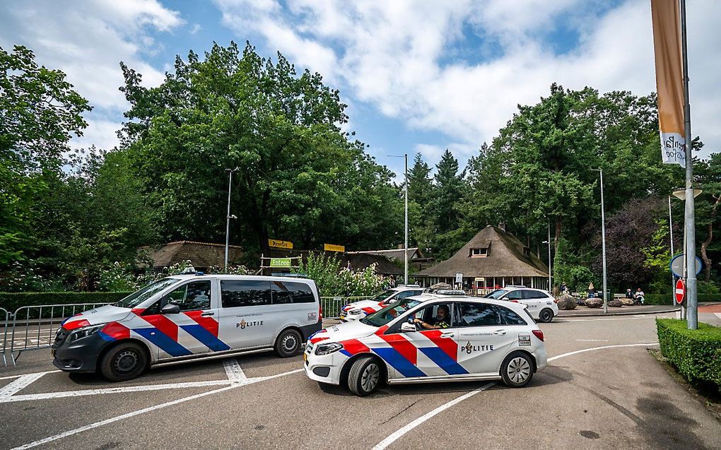 Politie voor DierenPark Amersfoort na de ontsnapping van de wolven. beeld ANP, Jeroen Jumelet