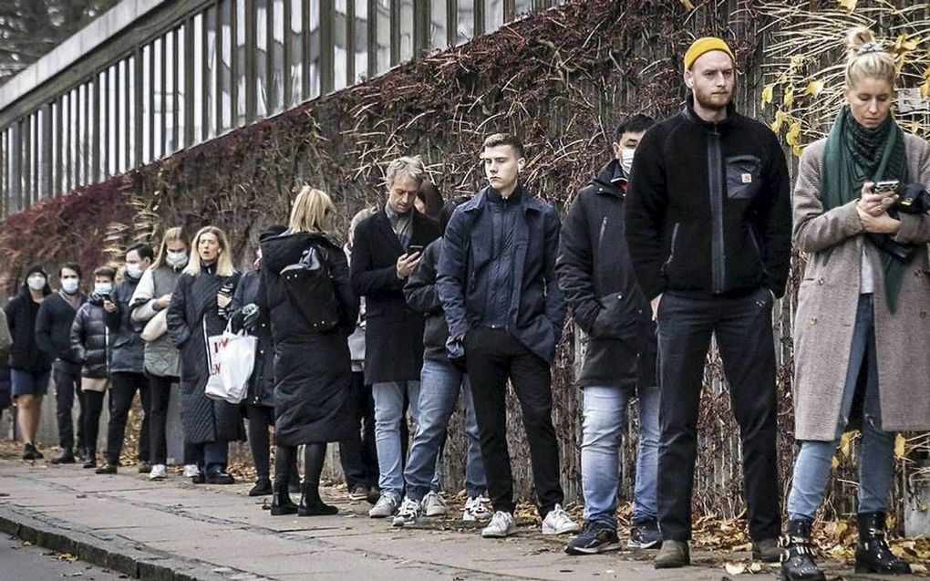 Denen in de rij bij een vaccinatiecentrum. beeld Ad de Jong