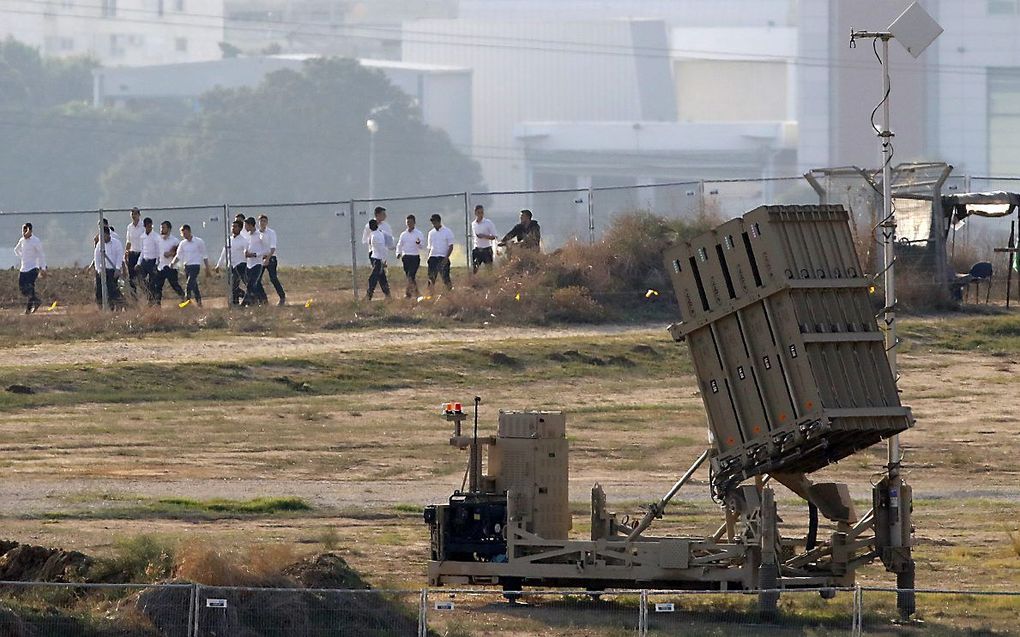 Het Iron Dome luchtverdedigingssysteem schoot dinsdag diverse Palestijnse raketten uit de lucht. beeld AFP