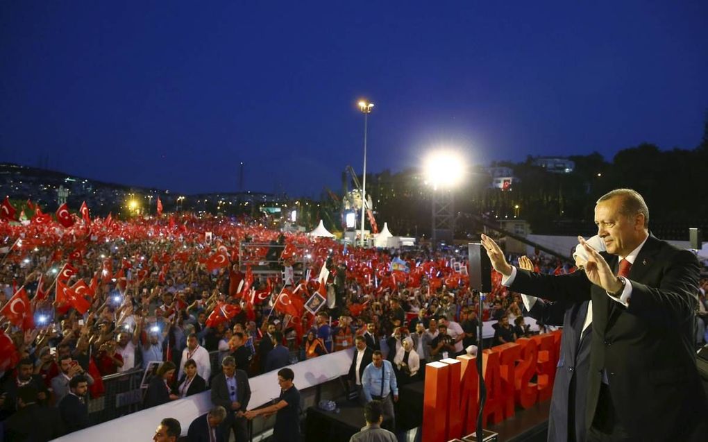 De Turkse president Recep Tayyip Erdogan (r.), tijdens een ceremonie in Istanbul ter herdenking van de mislukte staatsgreep van een jaar geleden. De autoriteiten hebben 15 juli uitgeroepen tot jaarlijkse nationale feestdag „van democratie en eenheid”. bee