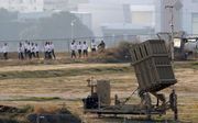 Het Iron Dome luchtverdedigingssysteem schoot dinsdag diverse Palestijnse raketten uit de lucht. beeld AFP