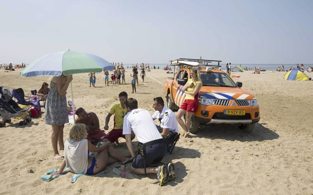 Een wagen van de Reddingsbrigade rukte dinsdag uit voor een spoedgeval op het Scheveningse strand. De Reddingsbrigade heeft het druk tijdens mooi zomerweer. beeld ANP