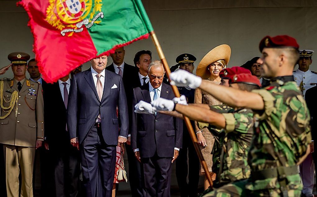 De Portugese president Marcelo Rebelo de Sousa heeft dinsdagmorgen het Nederlandse koningspaar met groot ceremonieel verwelkomd voor het Jeronimus-klooster in Belém. beeld ANP