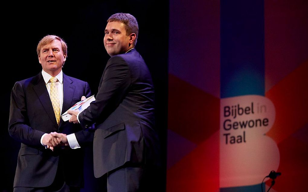 oning Willem-Alexander ontving in 2014  het eerste exemplaar van de Bijbel in Gewone Taal, uit handen van Rieuwerd Buitenwerf, directeur van het Nederlands Bijbelgenootschap. beeld ANP