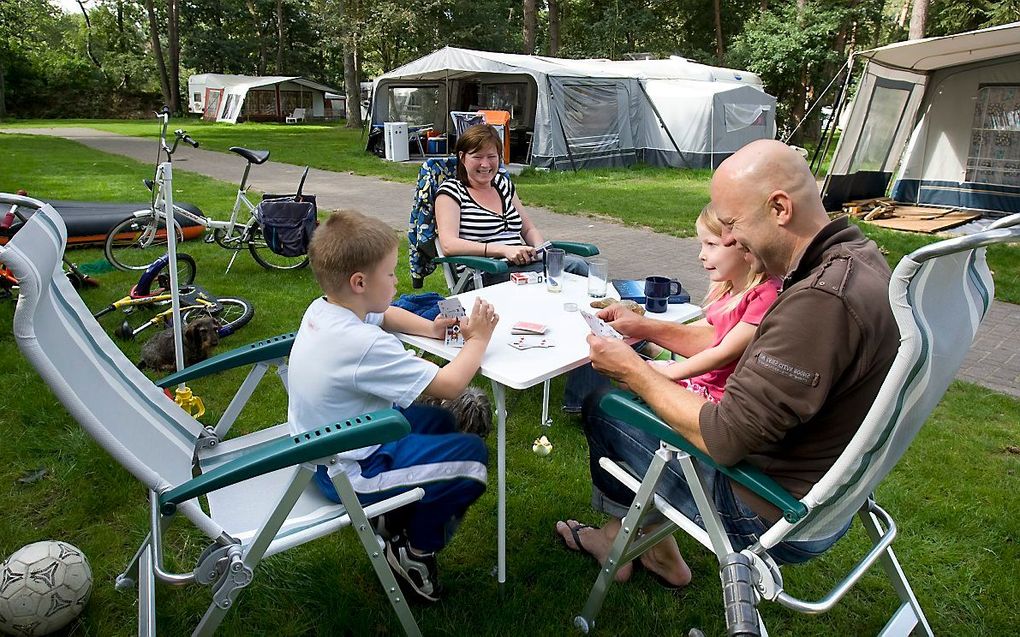 Kinderen van oudere vaders sterven vaker op jongere leeftijd en hebben ook minder nageslacht dan broers of zussen die tien jaar eerder ter wereld kwamen. Het gezin op de foto heeft geen relatie met het artikel. beeld ANP