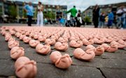 Demonstratie tegen abortuskliniek met plastic foetusjes. beeld ANP