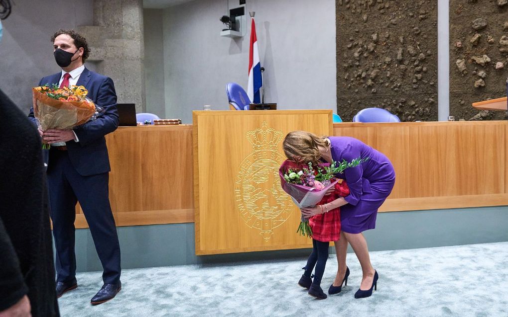Stieneke van der Graaf (CU) wordt gefeliciteerd door haar dochtertje na afloop van de beediging als Kamerlid in de Tweede Kamer. beeld ANP, PHIL NIJHUIS
