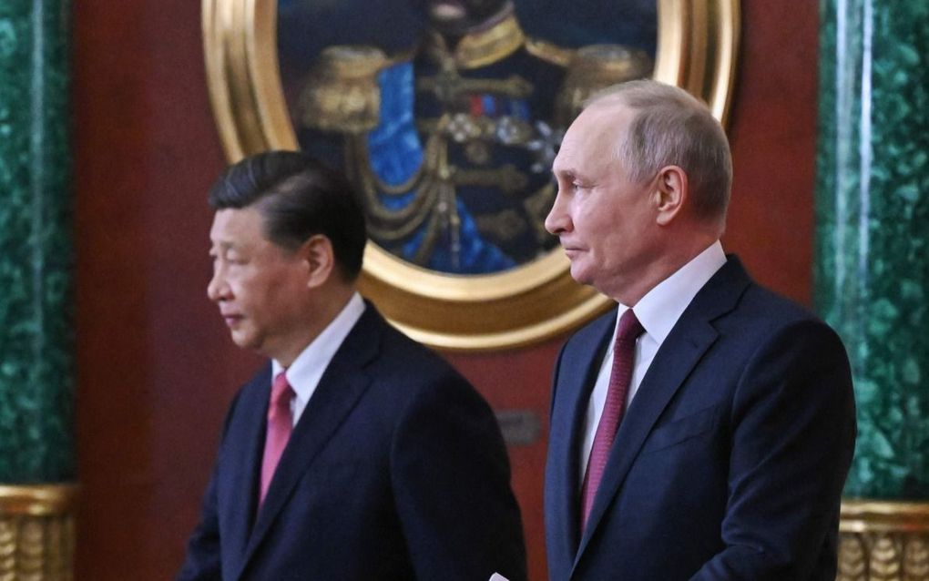 De Russische president Vladimir Poetin (r.) en de Chinese president Xi Jinping dinsdag op weg naar eenondertekeningsceremonie na hun besprekingen in het Kremlin in Moskou. beeld AFP, Grigory Sysoyev