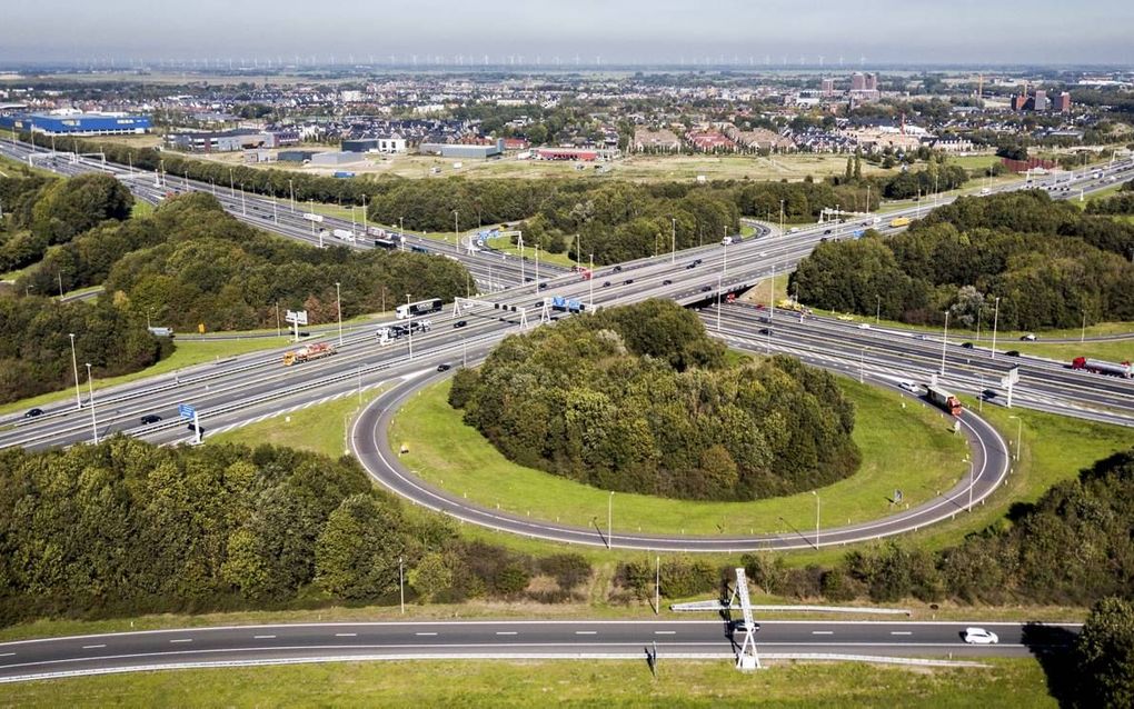 De herindeling van knooppunt Hoevelaken (foto) kan door de stikstof- en PFAS-problematiek een tot drie jaar vertraging oplopen. Hetzelfde geldt voor de verbreding van de Ring Utrecht. beeld ANP, Sem van der Wal