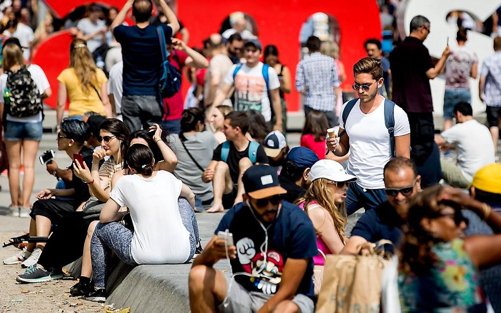 Toeristen op het Museumplein in Amsterdam. beeld ANP