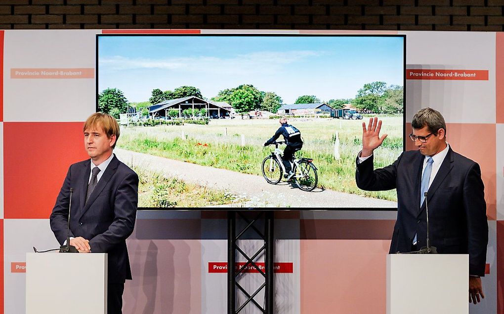 Gedeputeerden Eric de bie (FvD (L)) en Erik Ronnes (CDA) tijdens de presentatie van het bestuursakkoord van de provinciale Statenfracties van Noord-Brabant. beeld ANP