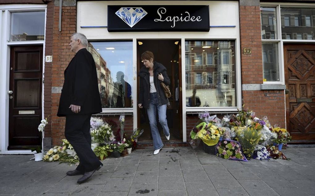 Buurtbewoners en ondernemers namen gisteren afscheid van de 47-jarige juwelier Ruud Stratmann die bij een roofoverval in zijn winkel om het leven kwam. De kist met het lichaam van de overleden juwelier stond gisteren in zijn zaak aan de Beeklaan. Stratman