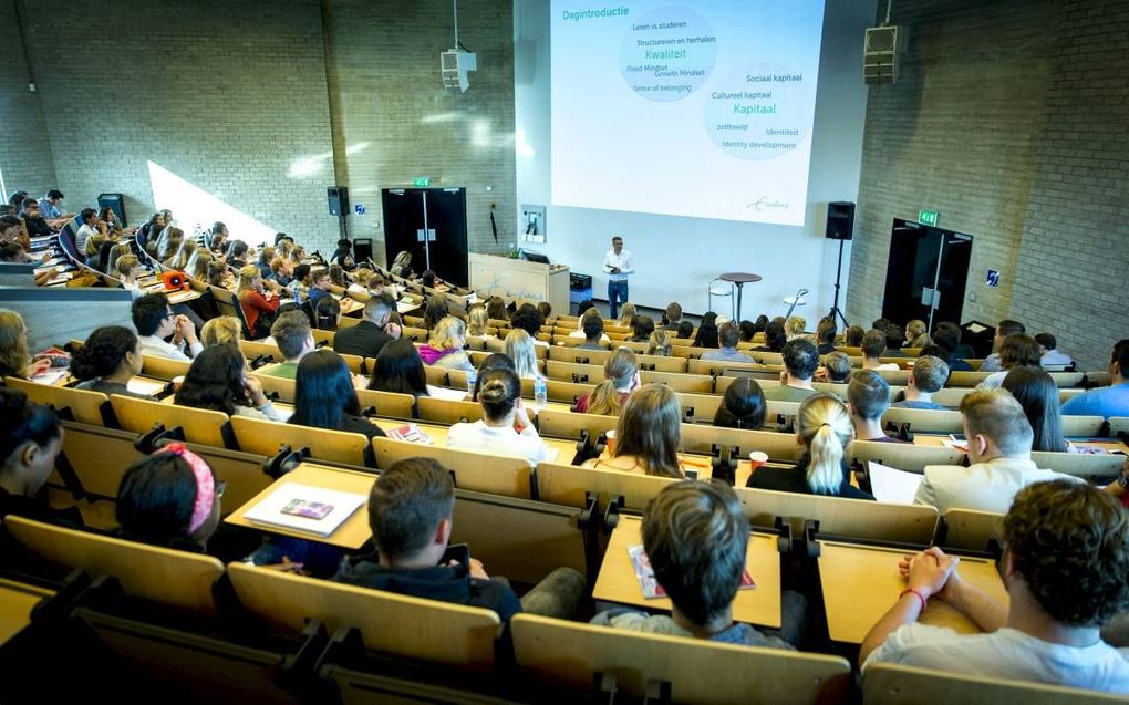 College met honderden medestudenten belemmert het omzien naar elkaar, stelt filosoof Andreoli. ”Er is behoefte aan sociale cohesie." beeld ANP, Jerry Lampen