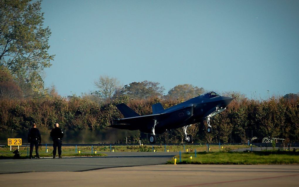 Landing van de eerste Nederlandse F35 op vliegbasis Leeuwarden in oktober 2019. beeld ANP, Robin van Lonkhuijsen