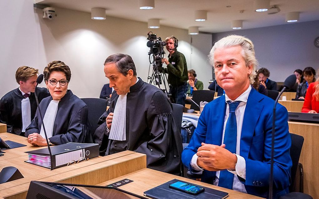 Geert Wilders en zijn advocaat Geert-Jan Knoops dinsdag in de extra beveiligde rechtbank op Schiphol. beeld ANP