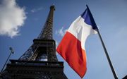 „Het schoolvak Frans blijft belangrijk, onder meer omdat Frankrijk als brug dient naar de mediterrane wereld.” Foto: Een Franse vlag bij de Eiffeltoren in Parijs. beeld ANP, Bart Maat