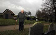 Johannes ten Klooster (78) woon vlak bij het kerkhof waar alleen mensen uit Zwartewatersklooster en omgeving mogen worden begraven beeld Eelco Kuiken