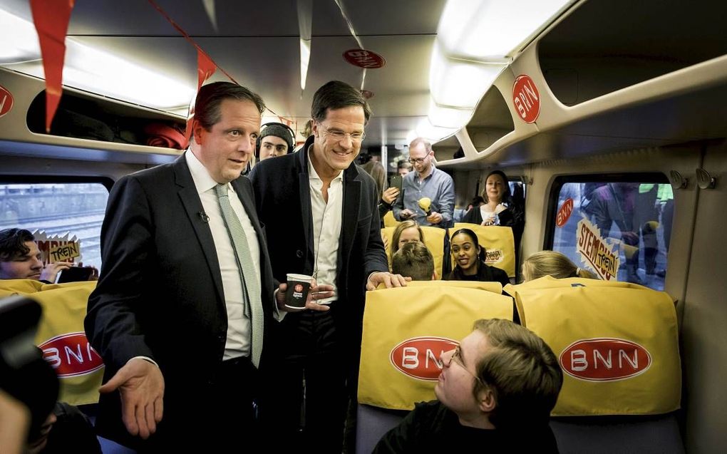 Op initiatief van presentator Tim Hofman van jongerenomroep BNN reed er woensdag een Stemtrein door het land. Tussen de NS-stations Den Haag Holland Spoor en Leiden konden jongeren vragen stellen aan D66-leider Pechtold (l.) en premier Rutte (r.). beeld E