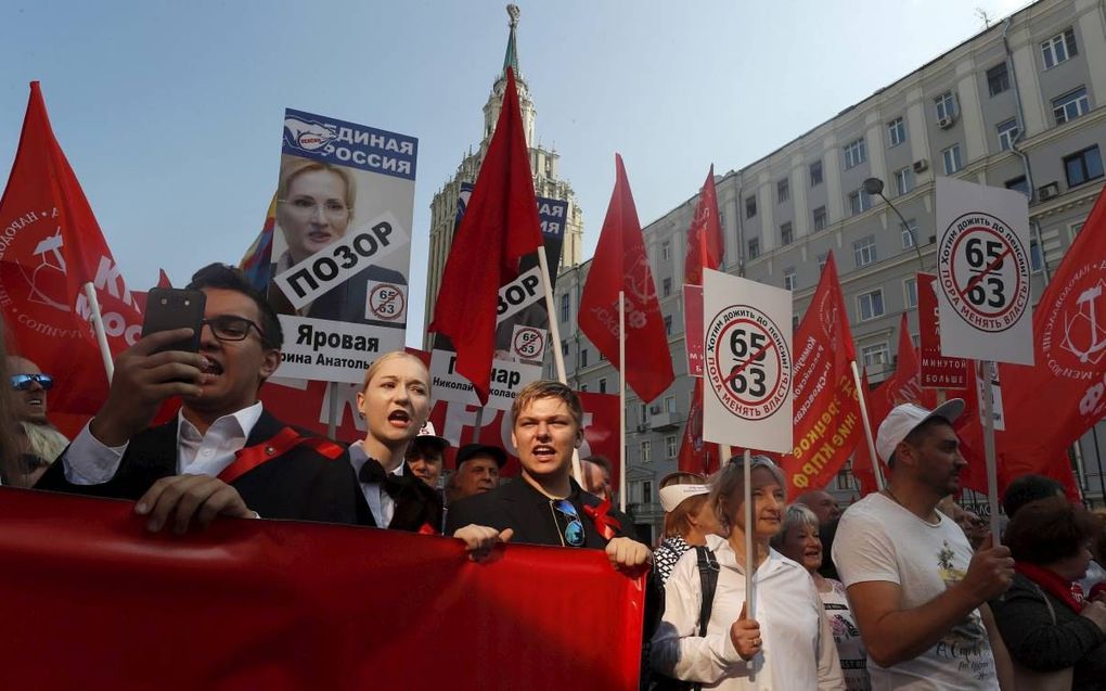 Anders dan in bijvoorbeeld Nederland, valt van het gemiddelde staatspensioen in Rusland (omgerekend zo’n 200 euro per maand) niet te leven. Foto: Protest in Moskou tegen de eerder dit jaar aangekondigde verhoging van de pensioenleeftijd. beeld EPA, Sergei