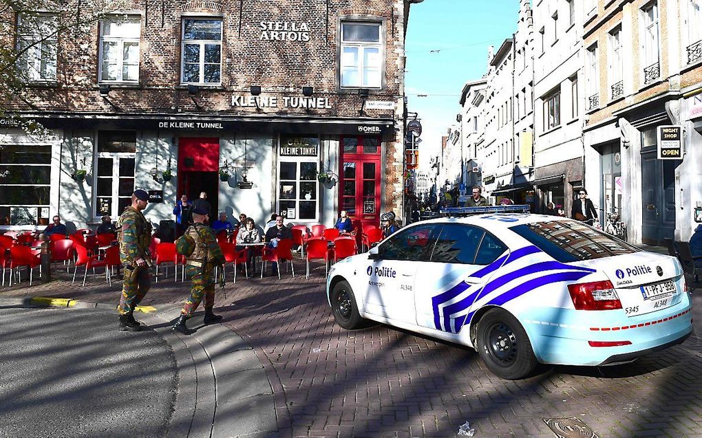 Politie blokkeert winkelstraat de Meir. beeld AFP